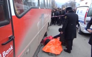 Avtobus gənc qadını vurub öldürdü - Dəhşətli görüntülər  - VİDEO