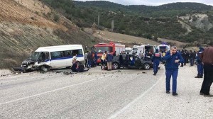 Avtomobil mikroavtobusla toqquşdu: 1 ölü, 4-ü ağır olmaqla 19 yaralı - FOTO
