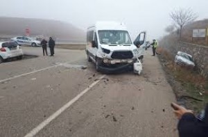 İşçiləri daşıyan mikroavtobus yük maşını ilə toqquşdu: 11 yaralı