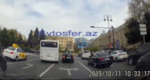 Yolun ortasında sərnişin düşürən avtobus sürücüsü - "Çinar Trans" təqdim edir  - VİDEO