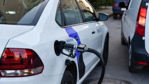 “BMW”yə benzin vuran sürücü işçiyə silahla hədə-qorxu gələrək pul ödəməyib