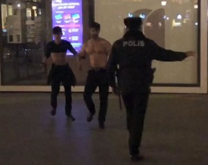 Bakıda yarıçılpaq gənclər bıçaq götürüb insanlara hücum etdi - FOTO