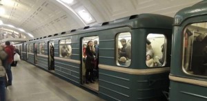 Metroda qatarın altında qalan oğlan necə xilas oldu? - VİDEO