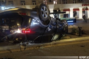Bakının mərkəzində yol qəzası; avtomobillərdən biri aşdı - FOTO
