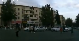 Memar Əcəminin "kruqunda" gəzən piyadalar - VİDEO