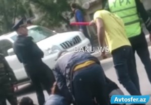 Övladını qarşılamağa gedən ananı maşın vurdu, köməyə yol polisləri gəldi - VİDEO