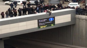 Bakıda dəhşət: Qadın özünü tunelin üzərindən atmaq istədi – VİDEO