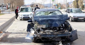 Avtomobil sərnişin avtobusuna çırpıldı: 3 yaralı - FOTO