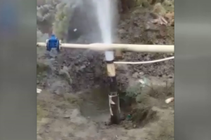 Qaz borusundan su fışkırır: Səbəb isə maraqlıdır - VİDEO