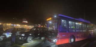 Qadın sürücü avtobusa yol verməyib qəza törətdi; digərini təhqir etdi - VİDEO - FOTO