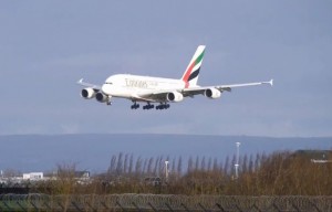 Güclü küləklə üzləşən pilotdan möhtəşəm eniş - VİDEO