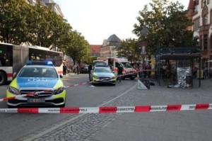 Naməlum şəxs bıçaqla insanlara hücum edib