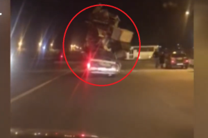 Minik avtomobilində təhlükəli vəziyyətdə yük daşınır - VİDEO