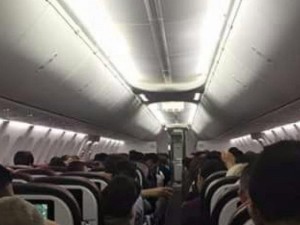 Təyyarədə qorxunc hadisə: tualetdən çıxıb sərnişinlərə hücum etdi - VİDEO