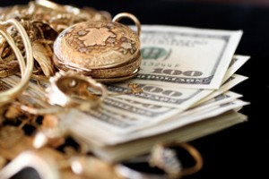 Evdən 5000 dollar və 10000 manat dəyərində qızıl oğurlanıb