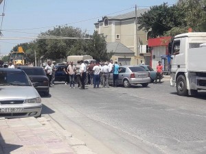 Gürcüstanda azərbaycanlılar yolu bağladı