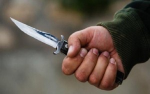 Göyçayda gənc oğlan bıçaqlandı - Polis axtarışdadır
