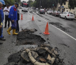 Natavan küçəsində kanalizasiya kollektorunda qəza baş verib - FOTO
