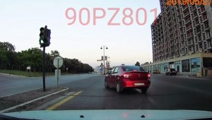 Qırımızı işıqda keçən "1 manatlıq taksi" - VİDEO