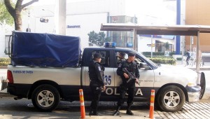 Üç soyğunçu 29 polisi qarət edib