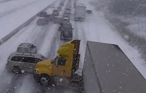 70-dən çox avtomobil qəzaya uğradı