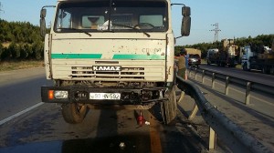 Yük maşınlarının törətdiyi qəzalarda yol təsərrüfatına ciddi ziyan dəydi – FOTOLAR