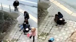 Saçyolduya çıxan qızları ətrafdakılar güclə ayırdı - VİDEO