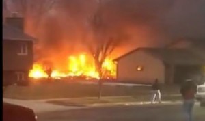 Təyyarə yaşayış evinin üzərinə düşüb - VİDEO