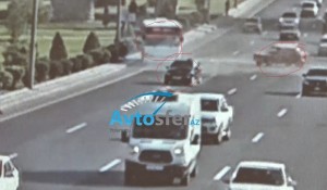 Sükan arxasında telefonla oynayan sürücü dəhşətli qəza törətdi – REAL VİDEO