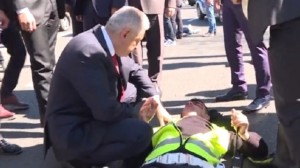 Millət Məclisin sədri qəzada yaralananlara kömək etdi - VİDEO