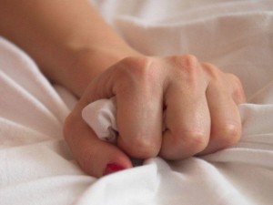 Qadın müəllim qız şagirdi ilə yatdı, məktəbdən qovuldu - FOTO