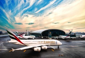 “Emirates” aviaşirkətinin pilotu təyyarədən yerə yıxıldı