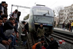 Miqrantlar dəmir yollarının hərəkətini dayandırıb