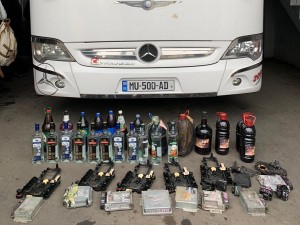 Avtobusdan qanunsuz spirtli içkilər və ehtiyat hissələri aşkarlandı - FOTO