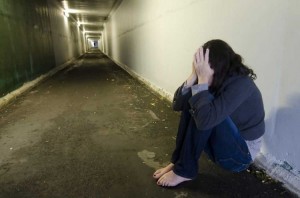 Məktəbli qızın acı hekayəsi: Ailəsini dolandırmaq üçün gecələr bu işlə məşğuldur – VİDEO