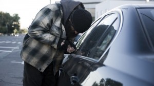 Maşınlardan güzgüləri oğurlayıb “su qiymətinə” satırdı...