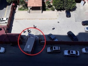 Polisə şikayət etməyə gəldi, yük maşınını bölmənin darvazasına çırpdı - TƏFƏRRÜAT