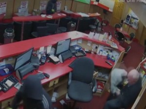 83 yaşlı qoca dükana girən oğruları döydü - VİDEO