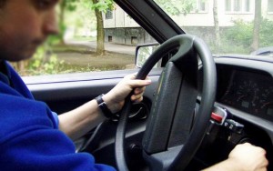 “Opel”i qaçırdı, tutuldu