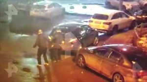 Sərxoş kişi dayanacaqda olan avtomobillərə hücum çəkdi  - VİDEO