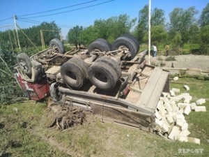 Yük maşını çaya düşdü: yaralılar var - Dəşkəsəndə