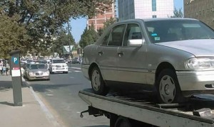 Yol polisi parkomat olan küçədən maşınları daşıdı - FOTO