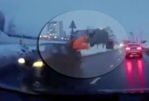 Paytaxtda avtomobil yol kənarında işləyən fəhləni vurdu - VİDEO