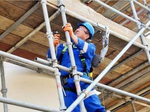 Usta hündürmərtəbəli binadan yıxılıb öldü - Abşeronda