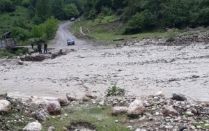 Qubada körpünü su aparıb - VİDEO