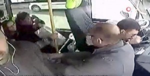 Sərnişinlərlə dolu avtobus gülləboran edildi - VİDEO