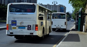 Üçzolaqlı yolda içi sərnişin dolu avtobus "protiv" gedir - VİDEO