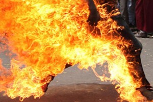 Gəncədə DƏHŞƏT: Qohumunun üzərinə benzin töküb, yandırdı - VİDEO