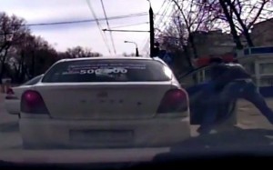 Bakıda taksi sürücüsü sərnişinə hücum etdi  - VİDEO