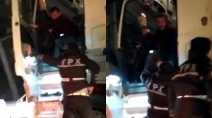 Bakıda sürücü "ayağını" çıxarıb polisi vurmaq istədi - VİDEO
